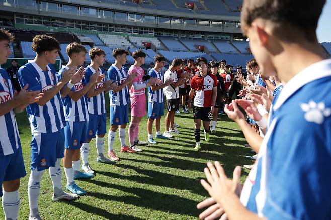 부산 아이파크 U-17팀 선수들이 4일 인천 문학주경기장에서 열린 에스파뇰과의 K리그 인터내셔널 유스컵 인천 2024 시상식에서 우승팀 에스파뇰의 박수를 받으며 시상대에 오르고 있다. 사진=프로축구연맹