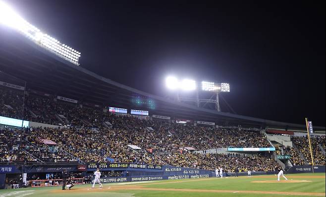 <yonhap photo-4141="">(서울=연합뉴스) 신현우 기자 = 13일 서울 잠실야구장에서 열린 2023 KBO 한국시리즈 5차전 kt wiz와 LG 트윈스의 경기에서 관중들이 응원을 펼치고 있다. 이날 한국야구위원회(KBO) 사무국은 한국시리즈 5차전 티켓이 모두 팔렸다고 밝혔다. 올해 한국시리즈는 1차전부터 매진을 이어가고 있다. 2023.11.13 nowwego@yna.co.kr/2023-11-13 19:23:09/ <저작권자 ⓒ 1980-2023 ㈜연합뉴스. 무단 전재 재배포 금지.></yonhap>