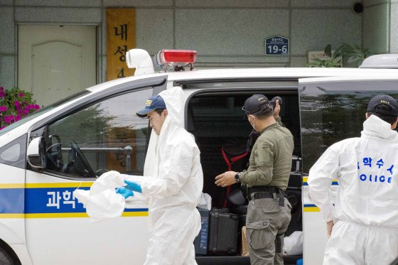 어르신들이 오리고기를 먹고 중태에 빠진 현장인 경북 봉화군 봉화읍 내성4리 경로당에서 경북경찰 과학수사대가 현장감식을 하고 있다. 뉴스1