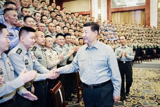지난 9월 12일 시진핑 중국 국가주석이 서부전구에 속한 란저우 군구 장병들을 시찰하며 악수하고 있다. 신화=연합뉴스