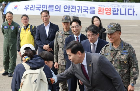 이스라엘이 무장단체 헤즈볼라를 겨냥해 레바논에서 전방위적으로 공세를 강화하고 있는 가운데 정부 측 관계자들이 5일 경기 성남시 서울공항에서 레바논에 체류 중이던 우리 국민들이 군 수송기에서 내리자 환영에 나서고 있다. 뉴스1