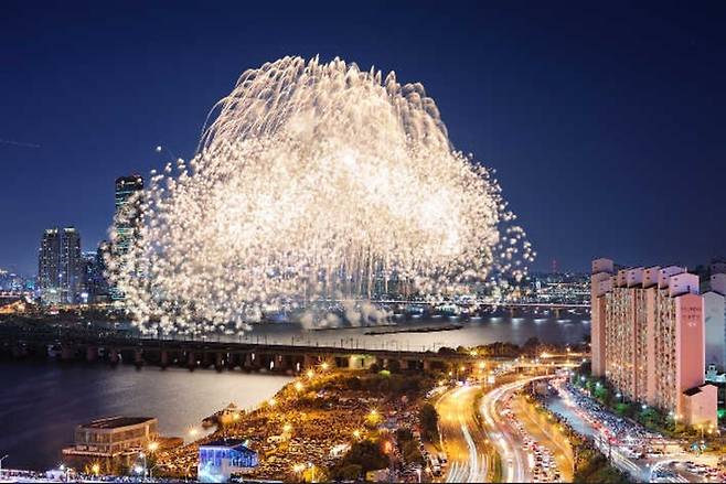 여의도 한강공원에서 열리는 서울세계불꽃축제. 한화 제공