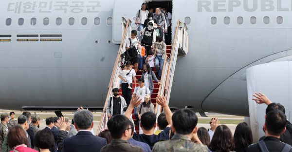 서울공항 도착한 레바논 교민들. 연합뉴스