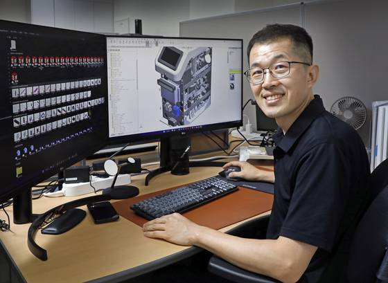 ExoRenal CEO Jake Lee poses for a photo after an interview with the Korea JoongAng Daily in August at the startup's office in Gangseo District, western Seoul. [PARK SANG-MOON]