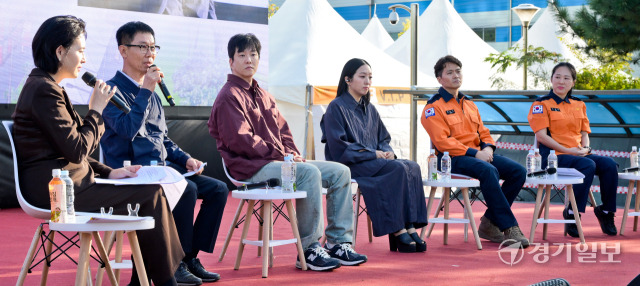 순직 소방관 유가족과 현직 소방관들이 소방 업무와 순직에 대한 토크콘서트를 하고 있다. 윤원규기자