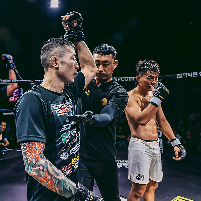 전 ONE 페더급 1위 김재웅(왼쪽)이 승리 선언을 받고 있다. 오른쪽은 블랙컴뱃 밴텀급 2위 박성준. 사진=이데아 파라곤 제공