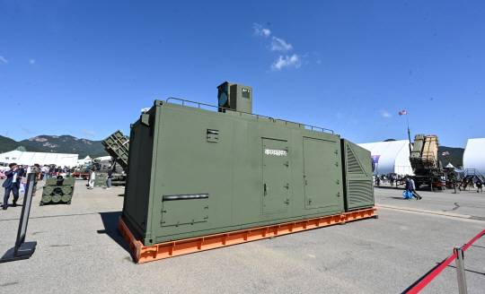 4일 ‘첨단 신규장비 전력화 행사’를 실시한 천광(레이저대공무기)이 지상군페스티벌 행사장에서 일반에 처음 공개됐다. 천광은 적 소형기 및 드론에 레이저를 표적에 투사해 파괴할 수 있다. 육군 제공