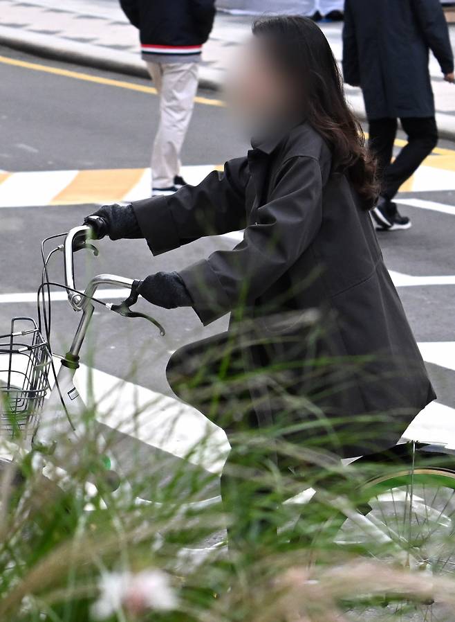 6일 서울 종로구 광화문사거리 일대에서 쌀쌀해진 날씨로 인해 긴 외투를 입은 한 시민이 장갑을 끼고 자전거를 타며 거리를 지나고 있다. 임세준 기자