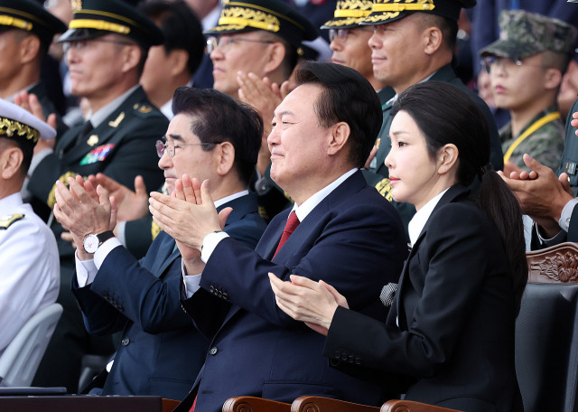 ▲윤석열 대통령과 부인 김건희 여사가 1일 성남 서울공항에서 열린 건군 76주년 국군의날 기념식에서 박수치고 있다. ⓒ연합뉴스