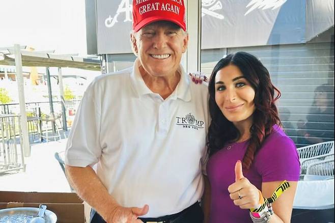 LIV골프 대회에서 함께 한 트럼프와 로라 루머, 지난해 8월. 사진 : 로라 루머 X 계정