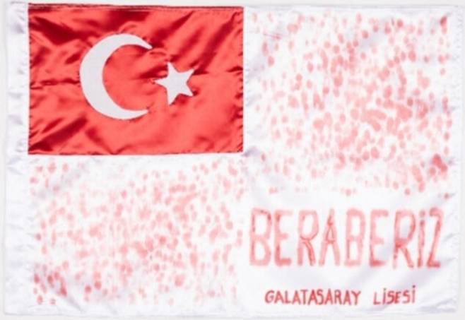 서울 용산 전쟁기념관의 튀르키예 전시실을 장식한 튀르키예 국기. 6·25전쟁 당시 튀르키예 갈라타사라이 고교 학생들이 손가락 피로 그려 한국에 보냈다. ‘우리는 하나다’라고 적혀 있다. 전쟁기념사업회 홈페이지