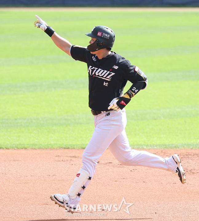 '2024 KBO 포스트시즌 준플레이오프 1차전' LG-KT전이 5일 서울 잠실야구장에서 열렸다.  KT 문상철이 2회초 무사 1루에서 선제 좌월 2점 홈런을 날린 후 그라운드를 돌고 있다. /사진=김진경 대기자