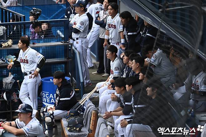 3일 오후 서울 송파구 잠실야구장에서 열린 '2024 신한 SOL Bank KBO 포스트시즌' KT 위즈와 두산 베어스의 와일드카드 결정전 2차전 경기, 9회말 0:1의 스코어로 끌려가는 가운데 두산 선수단이 더그아웃서 경기를 지켜보고 있다. 엑스포츠뉴스 DB