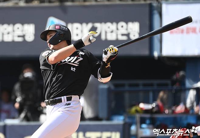 5일 오후 서울 송파구 잠실야구장에서 열린 '2024 신한 SOL Bank KBO 포스트시즌' KT 위즈와 LG 트윈스의 준플레이오프 1차전 경기, 2회초 무사 1루 KT 문상철이 LG 선발투수 엔스 상대로 선취 투런 홈런을 때려내고 있다. 잠실, 박지영 기자