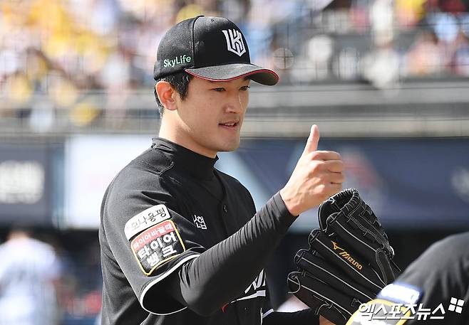 5일 오후 서울 송파구 잠실야구장에서 열린 '2024 신한 SOL Bank KBO 포스트시즌' KT 위즈와 LG 트윈스의 준플레이오프 1차전 경기, 1회말 종료 후 KT 선발투수 고영표가 더그아웃으로 향하고 있다. 잠실, 박지영 기자