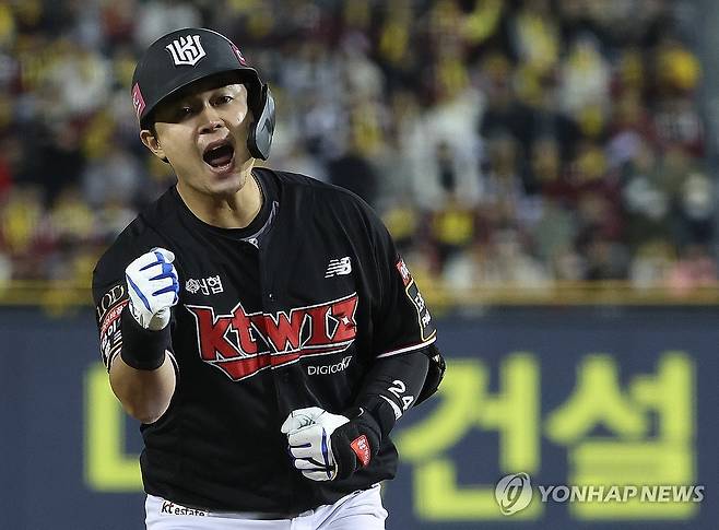 kt 문상철 환호 (서울=연합뉴스) 이지은 기자 = 7일 서울 잠실야구장에서 열린 2023 KBO 한국시리즈 1차전 kt 위즈와 LG 트윈스의 경기. 9회초 2사 1루 상황에서 kt 문상철이 1타점 적시타를 친 뒤 환호하고 있다. 2023.11.7 jieunlee@yna.co.kr