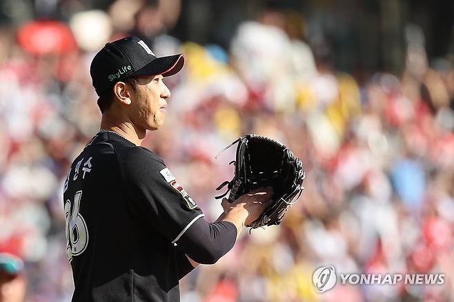 수비 향해 박수 보내는 김민수 (서울=연합뉴스) 신현우 기자 = 5일 서울 잠실야구장에서 열린 2024 신한 SOL뱅크 KBO 포스트시즌 준플레이오프 1차전 kt wiz와 LG 트윈스의 경기. 5회말 교체투입된 kt 김민수가 2사 주자 없는 상황에서 LG 문성주를 유격수 땅볼로 잡아낸 뒤 야수를 향해 손뼉치고 있다. 2024.10.5 nowwego@yna.co.kr