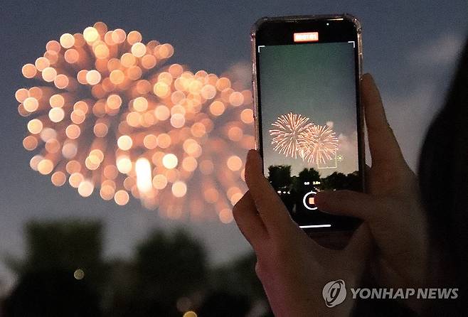 불꽃을 담아요 (서울=연합뉴스) 5일 오후 서울 여의도 한강공원에서 열린 '2024 서울세계불꽃축제'에서 관람객들이 휴대전화로 불꽃을 담고 있다. 2024.10.5 [독자 제공. 재판매 및 DB금지] nowwego@yna.co.kr