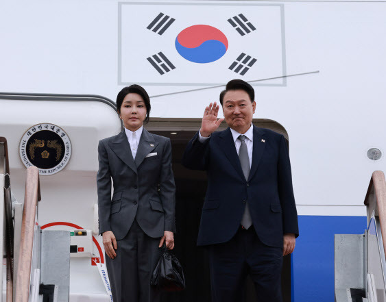 윤석열 대통령과 김건희 여사가 6일 성남 서울공항에서 필리핀, 싱가포르 국빈 방문 및 라오스 아세안 정상회의를 위해 출국하며 전용기인 공군 1호기에 올라 인사하고 있다.(사진=연합뉴스)