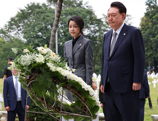 필리핀을 국빈 방문 중인 윤석열 대통령과 김건희 여사가 6일(현지시간) 필리핀 마닐라 영웅묘지 내 한국전 참전 기념비에 헌화하고 있다.(사진=연합뉴스)