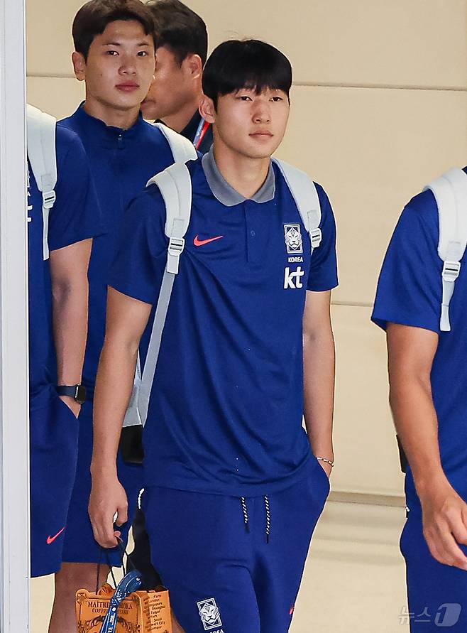 대한민국 축구 국가대표팀 배준호가 7일 오전 인천국제공항 제2터미널을 통해 귀국하고 있다. 대표팀은 지난 6일(한국시간) 싱가포르 내셔널 스타디움에서 열린 싱가포르와의 2026 북중미 월드컵 아시아 2차 예선 C조 5차전에서 7-0 승리를 거뒀다. 2024.6.7/뉴스1 ⓒ News1 김도우 기자
