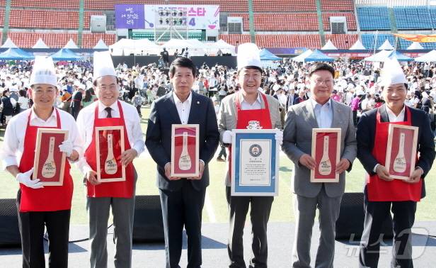 5일 전주종합경기장 특설무대에서 대형비빔퍼포먼스가 진행되고 있다. 이날 행사에는 시민과 관광객 등 1963명이 참석했다.(전주시 제공)/뉴스1