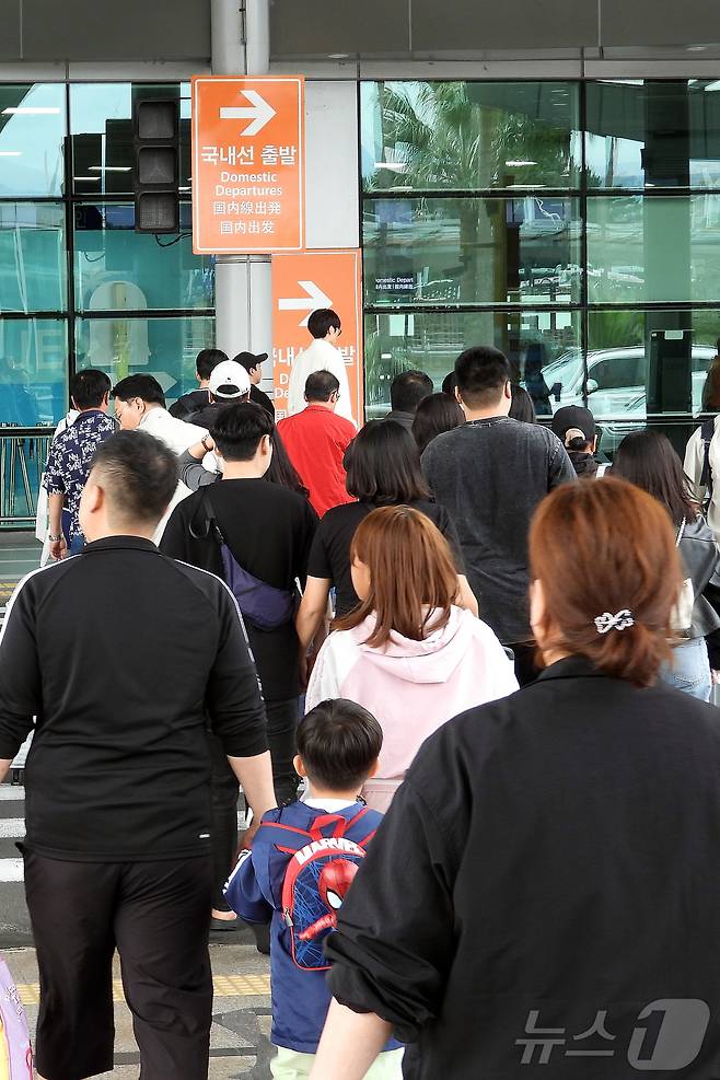 징검다리 연휴 마지막 날인 6일 오후 제주국제공항 3층 국내선 출발장 앞 횡단보도가 제주를 떠나려는 관광객들로 북적이고 있다.2024.10.6./뉴스1 ⓒ News1 오미란 기자