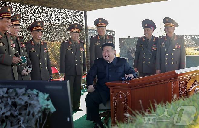 노동당 기관지 노동신문은 6일 "경애하는 김정은 동지께서 조선인민군 핵심 병종의 현역지휘관 진출을 앞둔 오진우명칭 포병종합군관학교 제75기 졸업생들의 포실탄 사격훈련을 지도하시였다＂라고 보도했다. [국내에서만 사용가능. 재배포 금지. DB 금지. For Use Only in the Republic of Korea. Redistribution Prohibited] rodongphoto@news1.kr