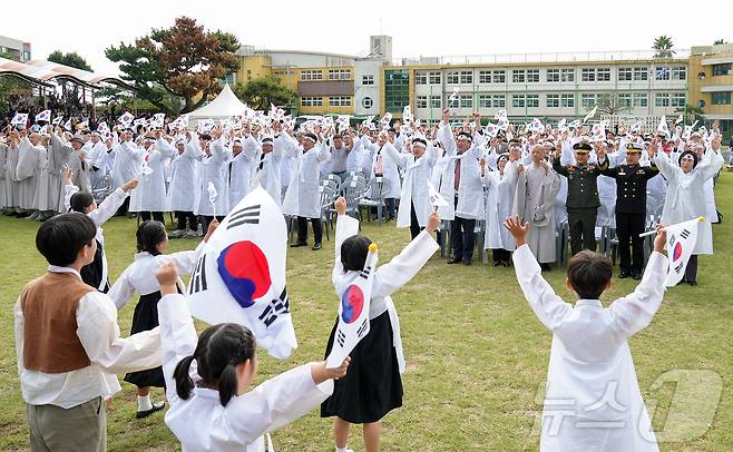 6일 제주 서귀포시 중문중학교에서 열린 무오 법정사 항일항쟁 106주기 기념식에서 참석자들이 만세 삼창을 하고 있다.(제주특별자치도 제공)