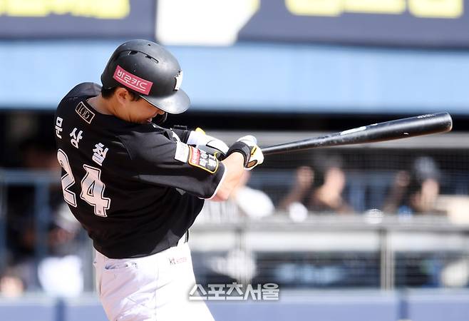 KT 문상철이 5일 잠실구장에서 열린 2024 KBO 준플레이오프 1차전 LG전에서 2회초 선제 투런포를 때리고 있다. 잠실 | 박진업 기자 upandup@sportsseoul.com