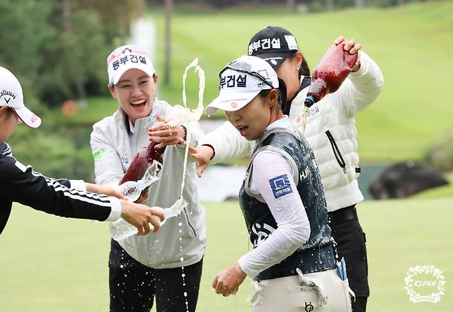 김수지가 6일 블루헤런GC에서 열린 KLPGA투어 하이트진로 챔피언십에서 우승을 확정하자 동료들이 물을 뿌리고 있다. 사진 | KLPGA