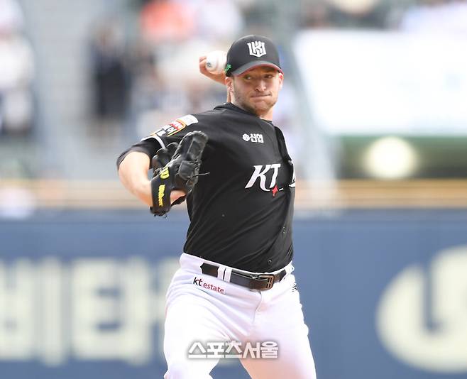 KT 선발투수 벤자민이 3일 잠실야구장에서 열린 2024 KBO 포스트시즌 와일드카드 결정 2차전 두산과 경기에서 역투하고 있다. 2024. 10. 3. 잠실 | 최승섭기자 thunder@sportsseoul.com