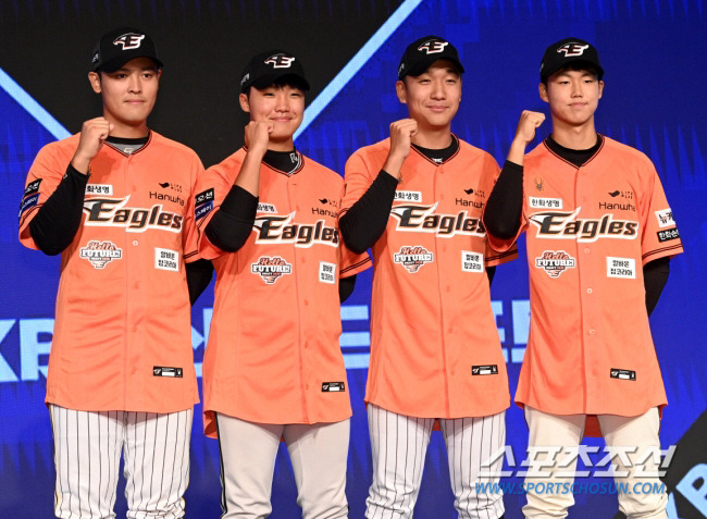 11일 롯데호텔 월드 서울에서 열린 2025 KBO 드래프트, 드래프트에서 한화 이글스에 지명된 2025 신인 선수들(왼쪽부터 한지윤, 정우주, 권민규, 배승수)이 포즈를 취하고 있다. 잠실=허상욱 기자 wook@sportschosun.com/2024.09.11/