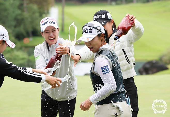 김수지 제24회 하이트진로 챔피언십 FR 우승 축하 맥주 세례