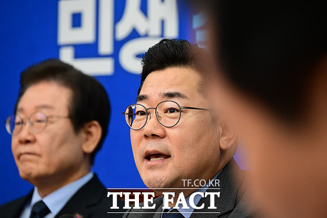 박찬대 민주당 원내대표는 6일 국회에서 기자간담회를 열고 "특검하라는 국민의 명령에도 김건희 방탄에 목을 맨 대통령과 집권여당의 행태에 강력하게 규탄한다"라며 "민주당은 국민의 명령을 받으러 김건희 특검법과 채해병 특검법을 조속하게 재추진하겠다"라고 말했다. /남윤호 기자