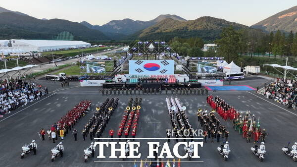 지난 2일 열린 2024 계룡 군 문화축제 및 지상군페스티벌 개막식에서 군악대와 의장대가 도열하고 있는 모습. / 계룡시