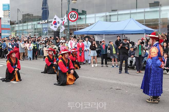 6일 정조대왕 능행차 공동재현 행사가 의왕구간에서도 진행돼 의왕현감(시장 김성제)이 정조대왕을 맞이하고 있다.[사진=의왕시]