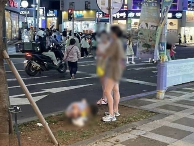 제주도 시내 사거리에서 중국인 관광객으로 보이는 아기가 대변을 보는 모습./에펨코리아