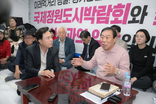 김태흠 충남지사(왼쪽)가 6일 오후 단식 농성에 돌입한 최민호 세종시장을 찾아 더불어민주당 세종시의원들을 작심 비판했다. 세종시 제공