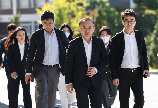 2일 오후 안상훈 교육부 감사총괄담당관을 비롯한 교육부 관계자들이 감사를 위해 서울 관악구 서울대학교 행정관에 들어서고 있다. 연합뉴스