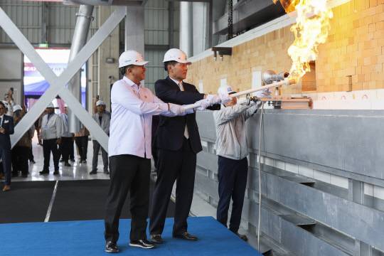 로산 루슬라니(왼쪽부터) 인도네시아 투자부 장관과 정몽익 KCC글라스 회장이 지난 3일(현지시간)  KCC글라스 인도네시아법인 화입식에서 용융로에 불씨를 넣고 있다. KCC글라스 제공.