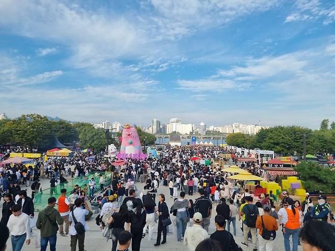 지난 5일 오후 서울 영등포구 여의도 한강공원에서 '2024 서울세계불꽃축제'를 관람하기 위한 사람들이 모여있다. 사진=장유하 기자