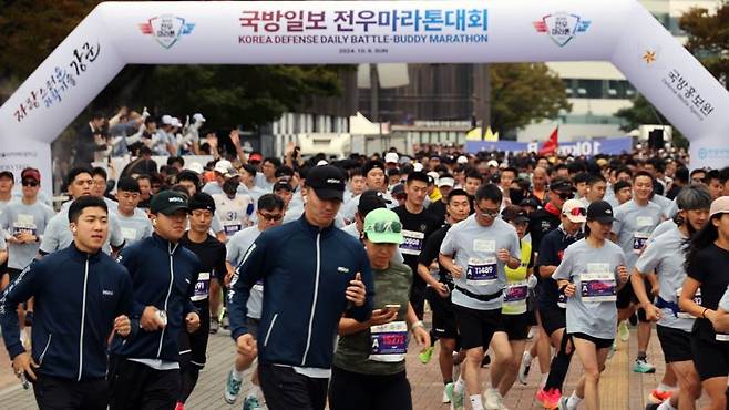 휴일인 6일 국방홍보원이 주최하는 ‘건군 76주년· 제20회 전우마라톤 대회’가 서울 올림픽공원 평화의 광장에서 열려 육·해·공군과 해병대 장병, 주한미군 장병, 국방동우회, 민간 마라톤 동호인 등 5100여 명이 힘차게 달리고 있다. 사진=서동일 기자