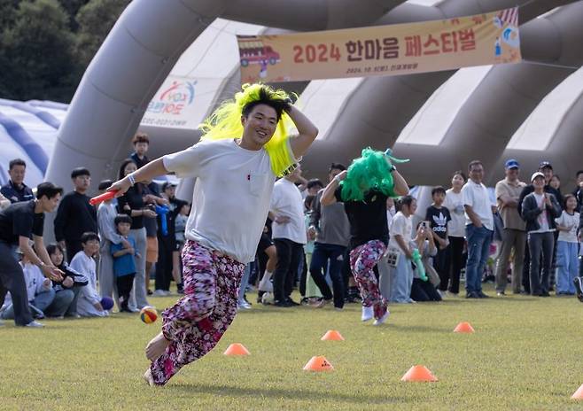 에스원이 지난 5일 충청남도 천안 인재개발원에서 진행한 임직원 가족초청 행사 '한마음 페스티벌'에서 직원이 달리기 시합을 하고 있다. 에스원 제공