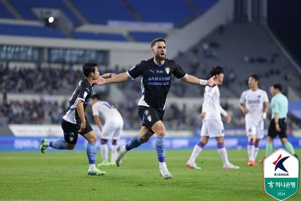 피터(가운데, 수원삼성). 한국프로축구연맹 제공