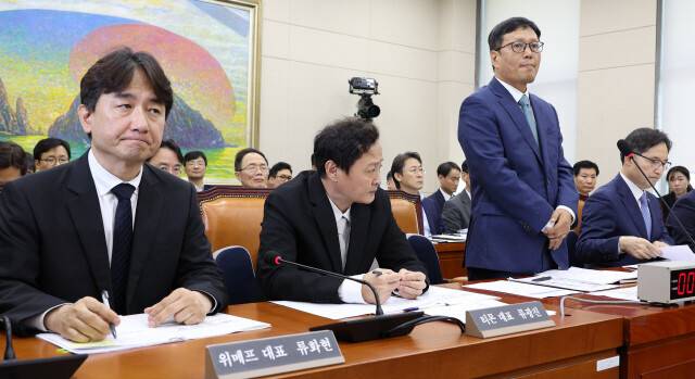 구영배 큐텐그룹 대표(오른쪽에서 둘째)가 지난 7월30일 국회 정무위원회 전체회의에 출석해 티몬과 위메프의 대규모 판매대금 정산 지연 사태와 관련해 사과하고 있다. 왼쪽부터 류화현 위메프 대표, 류광진 티몬대표. 김정효 기자 hyopd@hani.co.kr