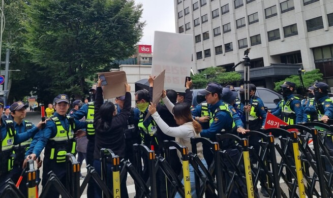 6일 오후 2시20분께 전날 구속영장이 청구된 대진연 회원 4명이 구속 전 피의자 심문(영장실질심사)을 받기 위해 서부지법에 들어서자 따라가며 항의하는 기자회견 참석자들. 고나린 기자