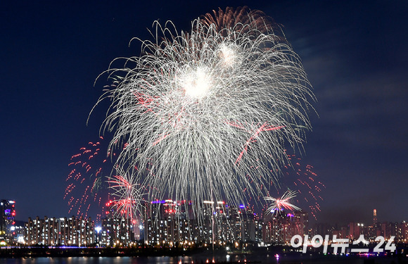 지난 5일 밤 서울 여의도 한강공원에서 열린 '2024 서울세계불꽃축제' 에서 화려한 불꽃들이 밤 하늘을 수놓고 있다. [사진=곽영래 기자]