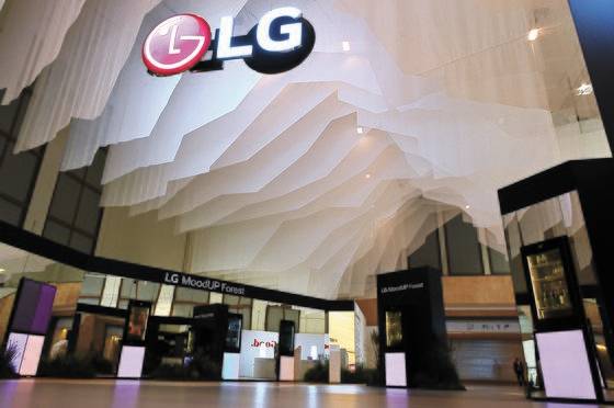 (서울=뉴스1) = LG전자가 다음달 1~5일(현지시간) 독일 베를린에서 열리는 유럽 최대 가전전시회 ‘IFA 2023’에 참가한다고 31일 밝혔다.   사진은 유럽 라이프스타일에 맞춘 상냉장 하냉동 2도어 무드업 냉장고 신제품이 전시된 'LG 무드업 포레스트(LG MoodUP Forest)' 전경. (LG전자 제공) 2023.8.31/뉴스1