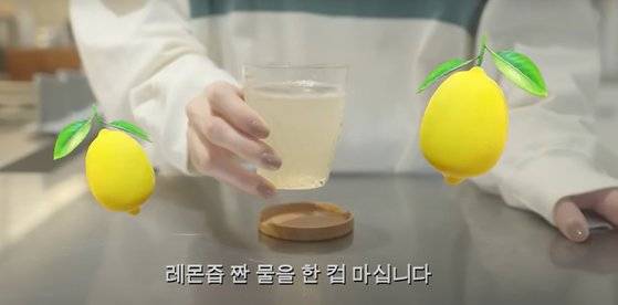 가수 겸 유튜버 강민경이 자신의 유튜브 채널에서 혈당관리법을 소개하고 있다. 사진 유튜브 캡처